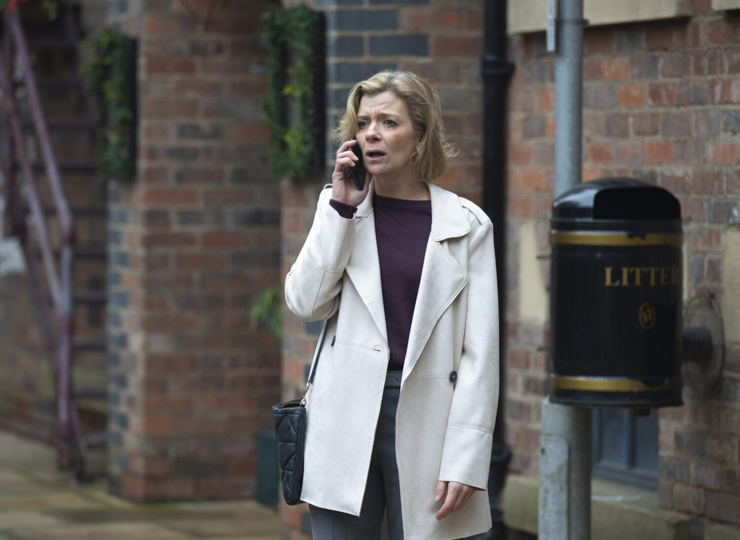Leanne uncomfortable on the phone on Corrie